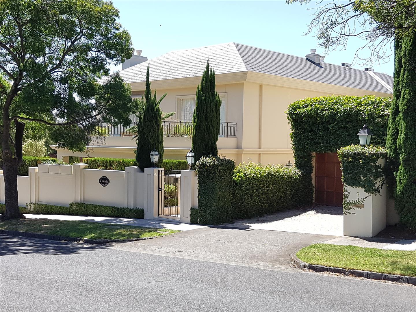 Prestige home with hedge