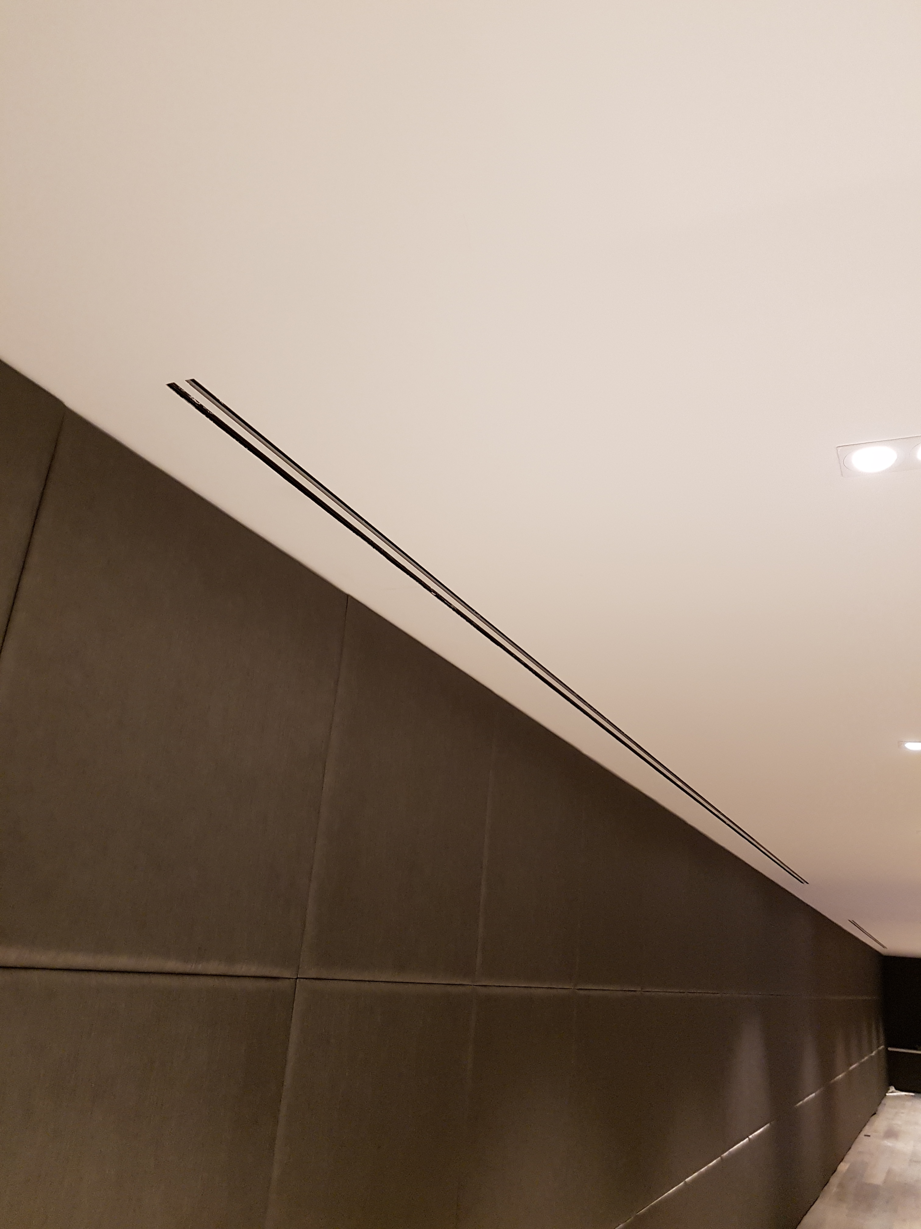 Linear slot diffuser