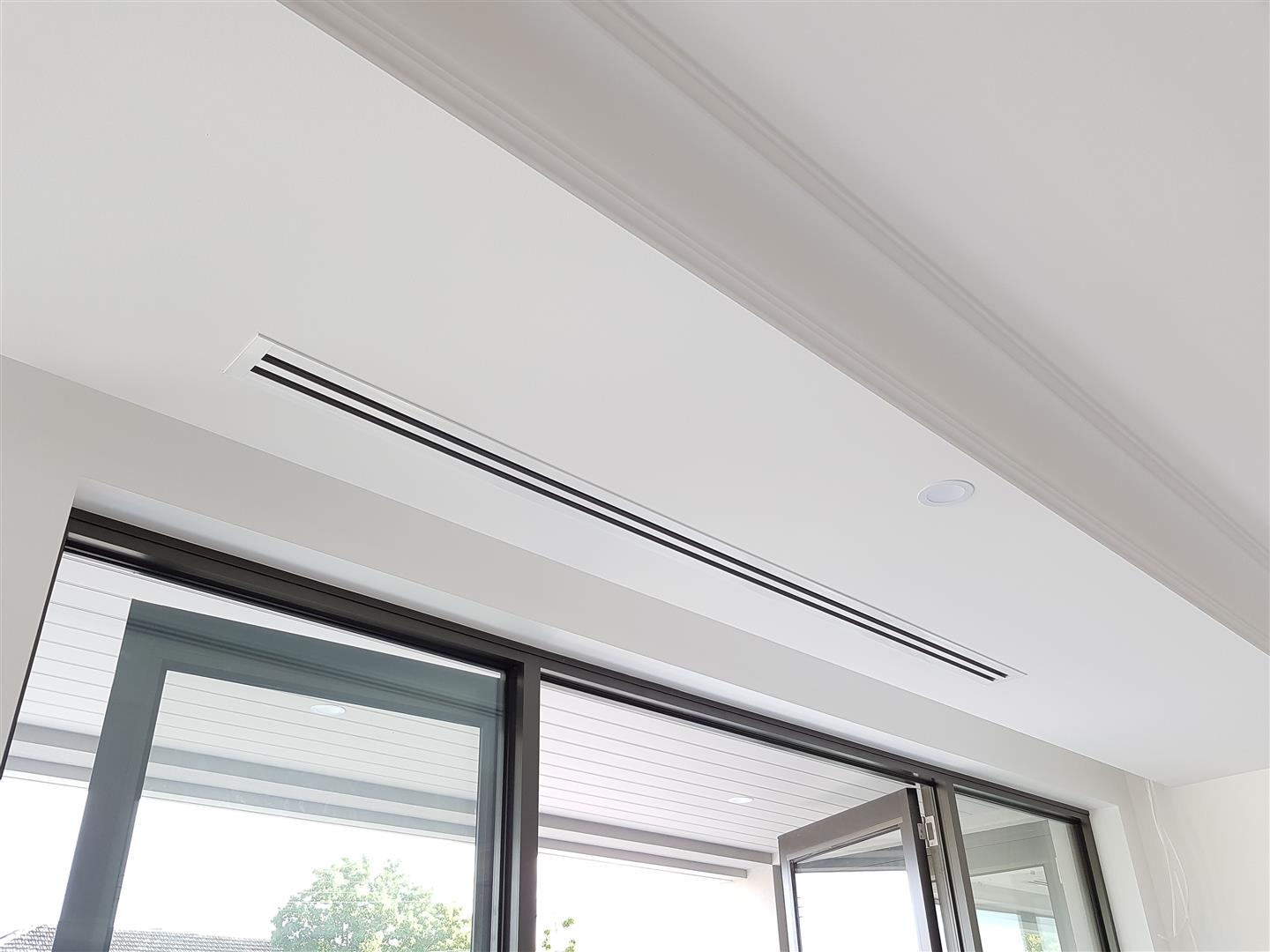 Linear slot diffuser